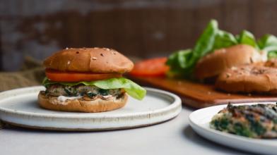 A healthier turkey burger on a plate for people eating a diabetic diet