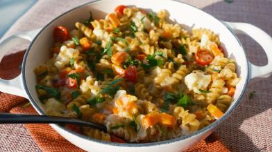 A bowl of mac and cheese with vegetables for a diabetic friendly diet
