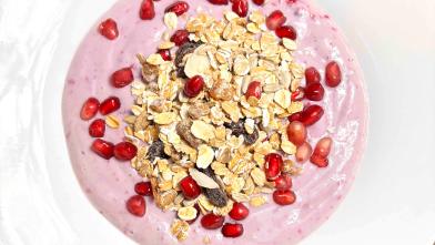 pomegranate raspberry smoothie bowl