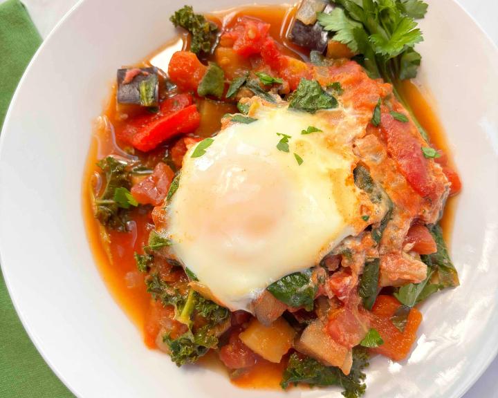 spicy green shakshuka