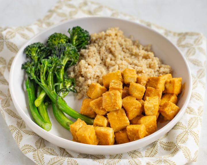 A bowl of tofu, quinoa, and brocolini for a vegan vegetarian diabetes management meal